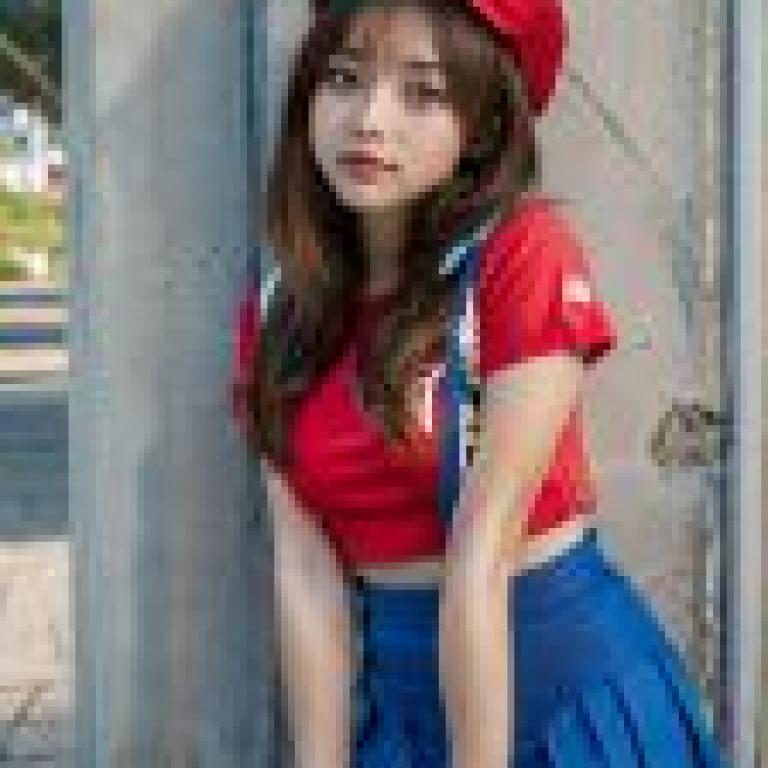 Mobile phone wallpaper， female Mario， sexual transformation of Mario， mario girl， realistic， anime goddess makes a gorgeous debut